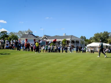 Jugador de golf durante el Abierto Internacional del Este en La Barra Golf Club